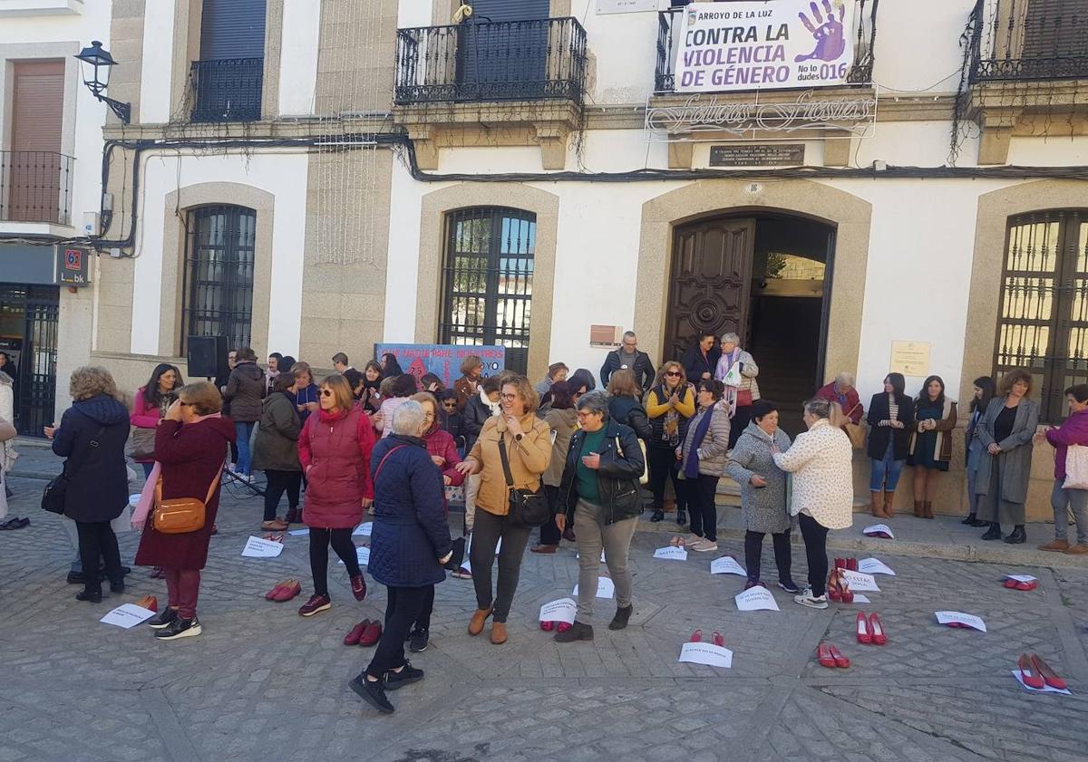 Imagen principal - Tras el reparto de chapas muchas personas se sacaron fotos en el photocall preparado en la puerta del Ayuntamiento.