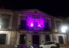 El Ayuntamiento se ilumina de morado por la erradicación de la violencia de género