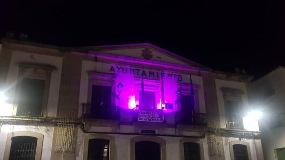 El Ayuntamiento se ilumina de morado por la erradicación de la violencia de género