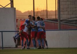 El Arroyo celebrando uno de los goles de la tarde.