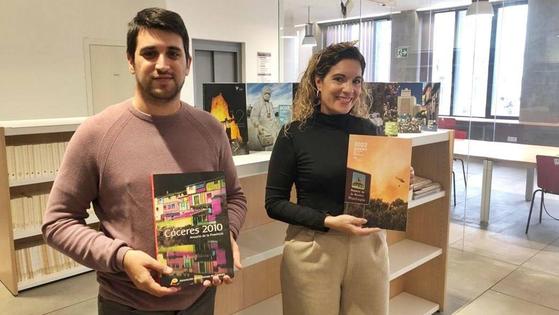 La biblioteca arroyana recibe una donación de anuarios de la provincia de Cáceres