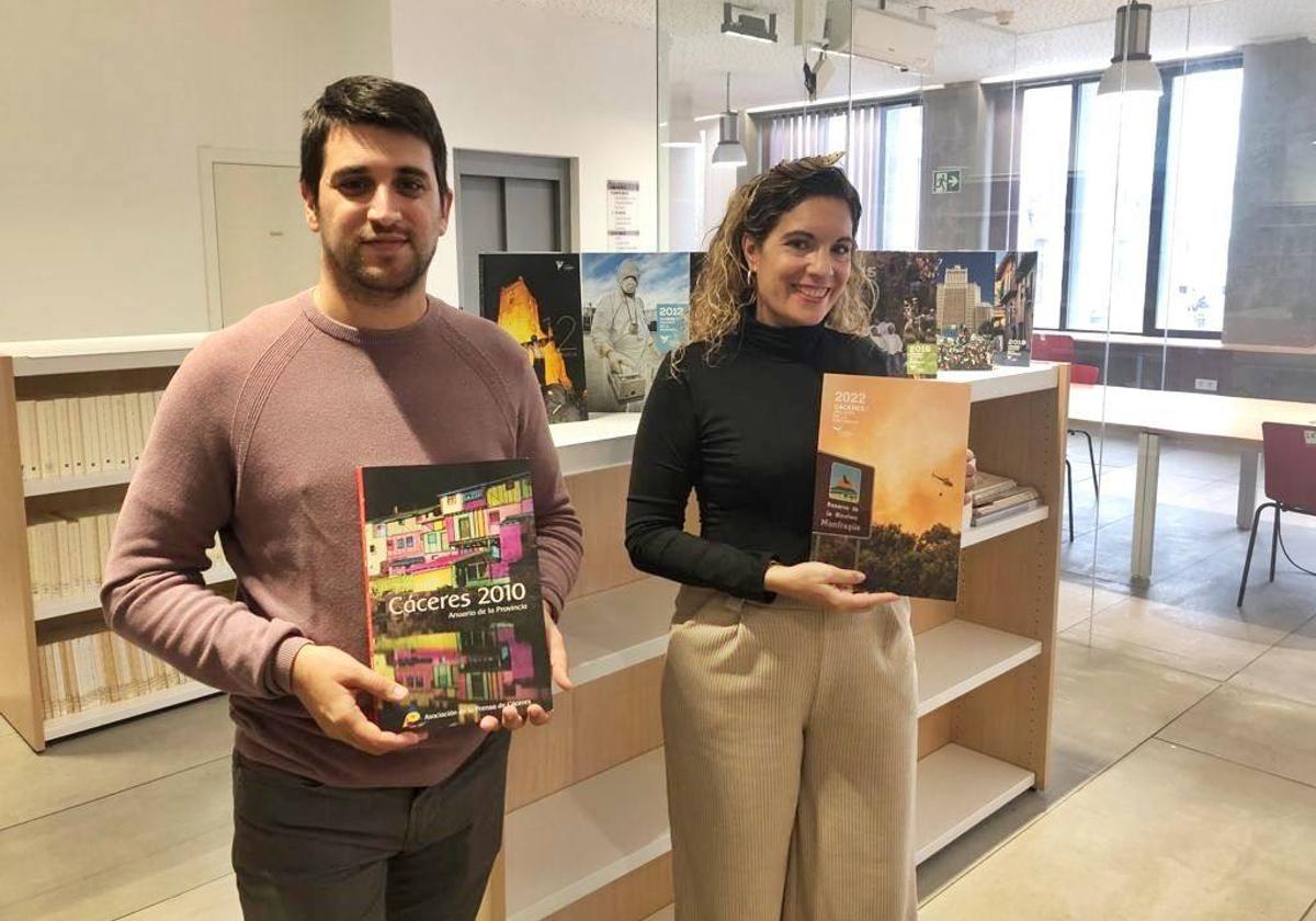 La biblioteca arroyana recibe una donación de anuarios de la provincia de Cáceres