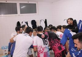 Imagen de archivo. Reunión de los arroyanos en el vestuario.