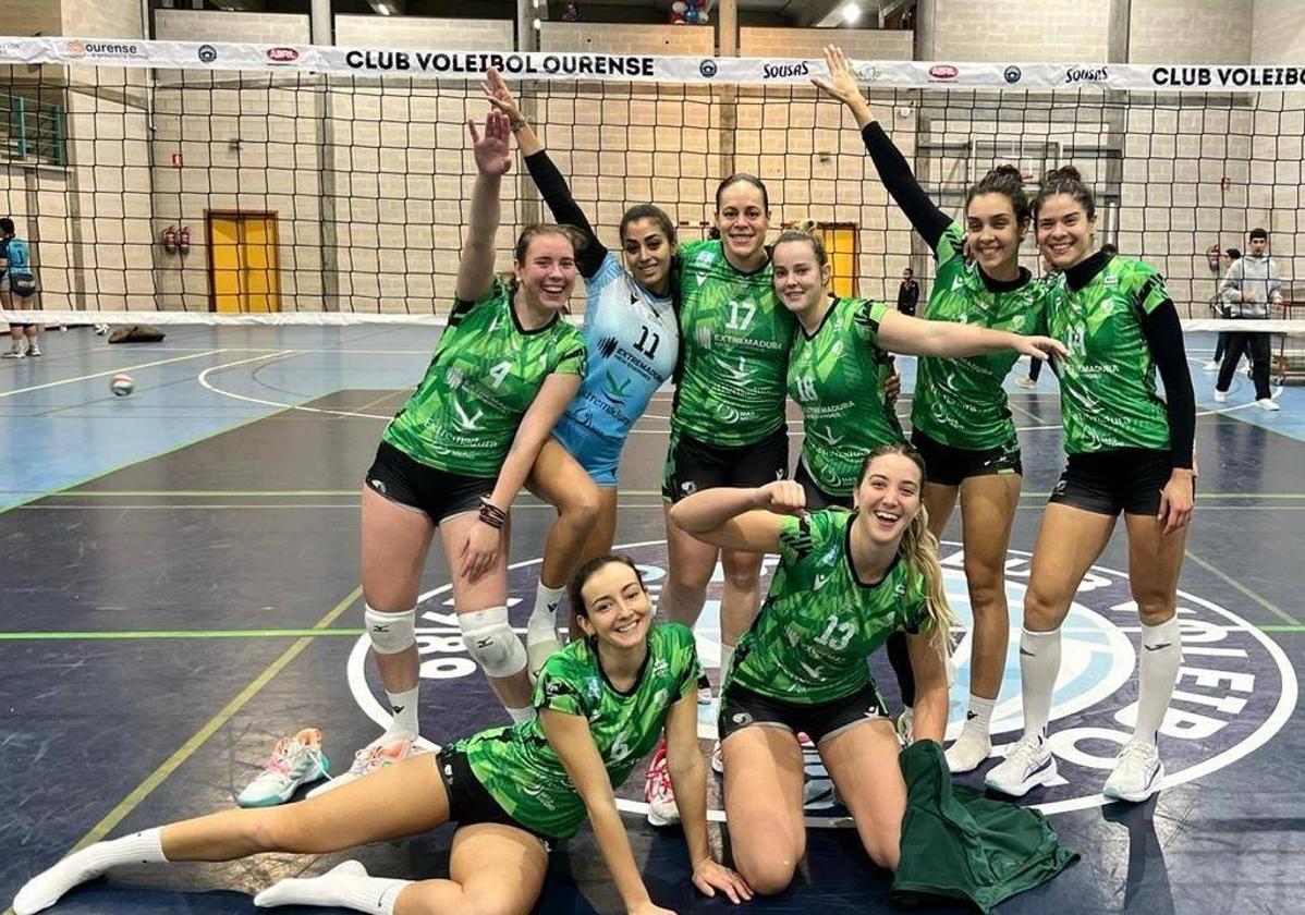 Las jugadoras del Extremadura Arroyo celebran la victoria en la cancha orensana.