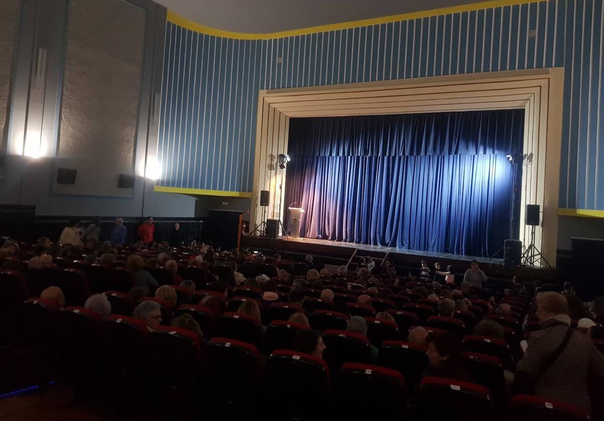 Imagen principal - Los arroyanos volvieron a llenar el Cine-Teatro Municipal durante la Gala de Navidad