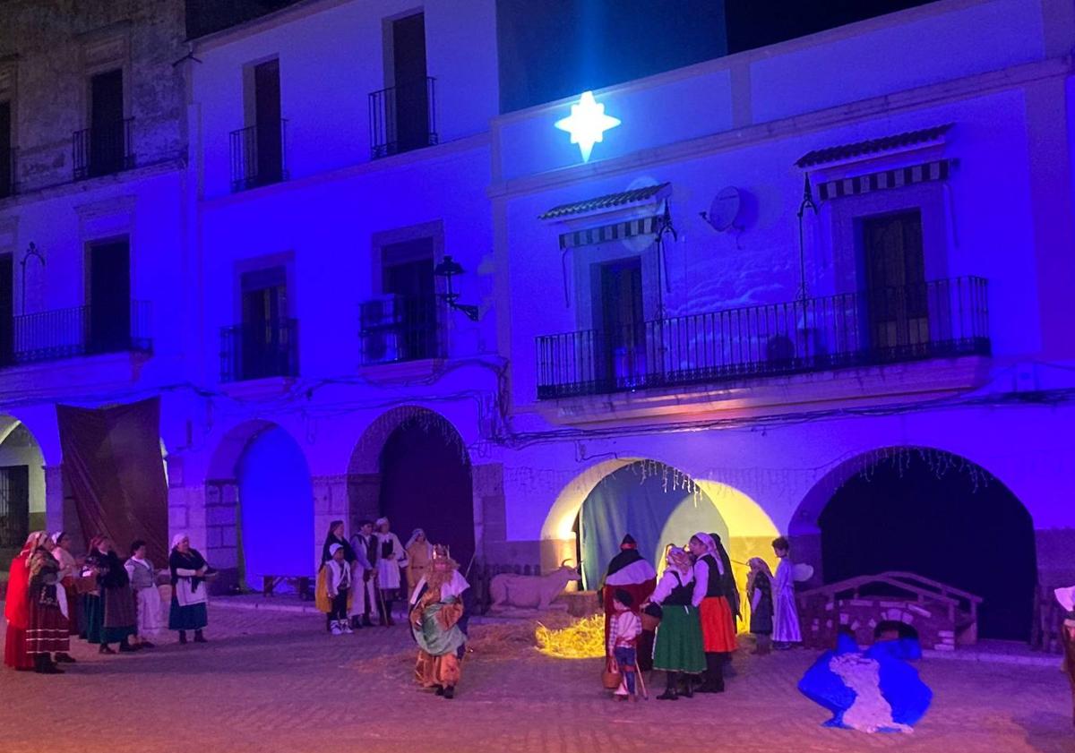 Imagen principal - Los arroyanos han llenado la plaza para ver el Belén Viviente