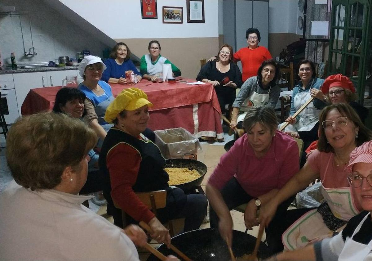 Imagen principal - Elaboración de las migas.