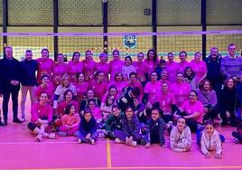 Jugadoras, entrenadores, árbitros y autoridades tras el partido.