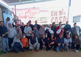 Premiados junto a las autoridades.