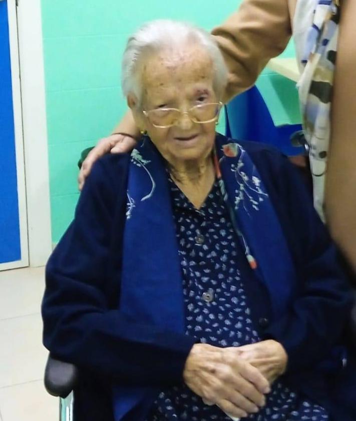 Imagen secundaria 2 - Otilia Parra, durante su cumpleaños 105.