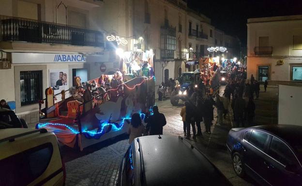 Imagen principal - Los Reyes Magos llenaron Arroyo de la Luz de magia y emoción