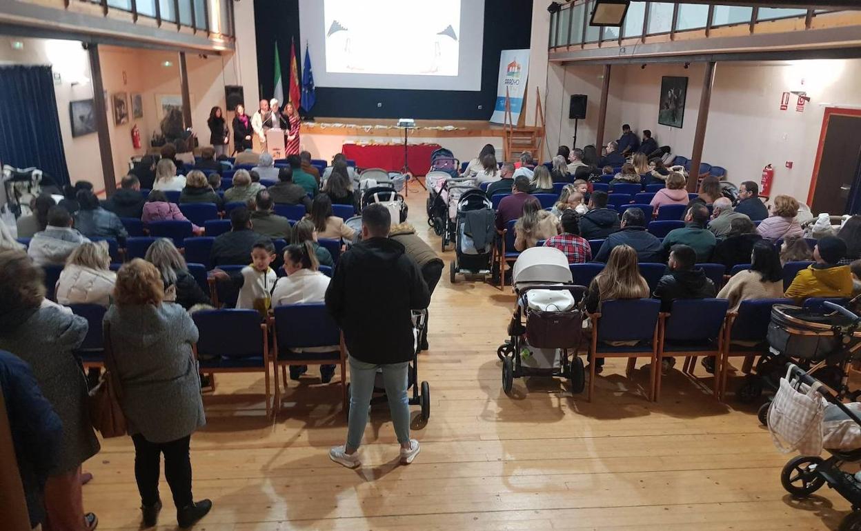Presentación del acto por el alcalde de la localidad, Carlos Caro. 