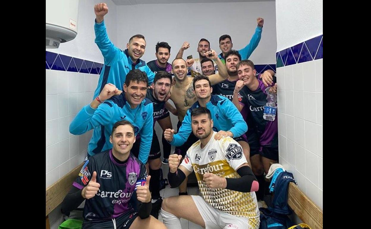 El Arroyo FS celebrando su última victoria en el vestuario. 