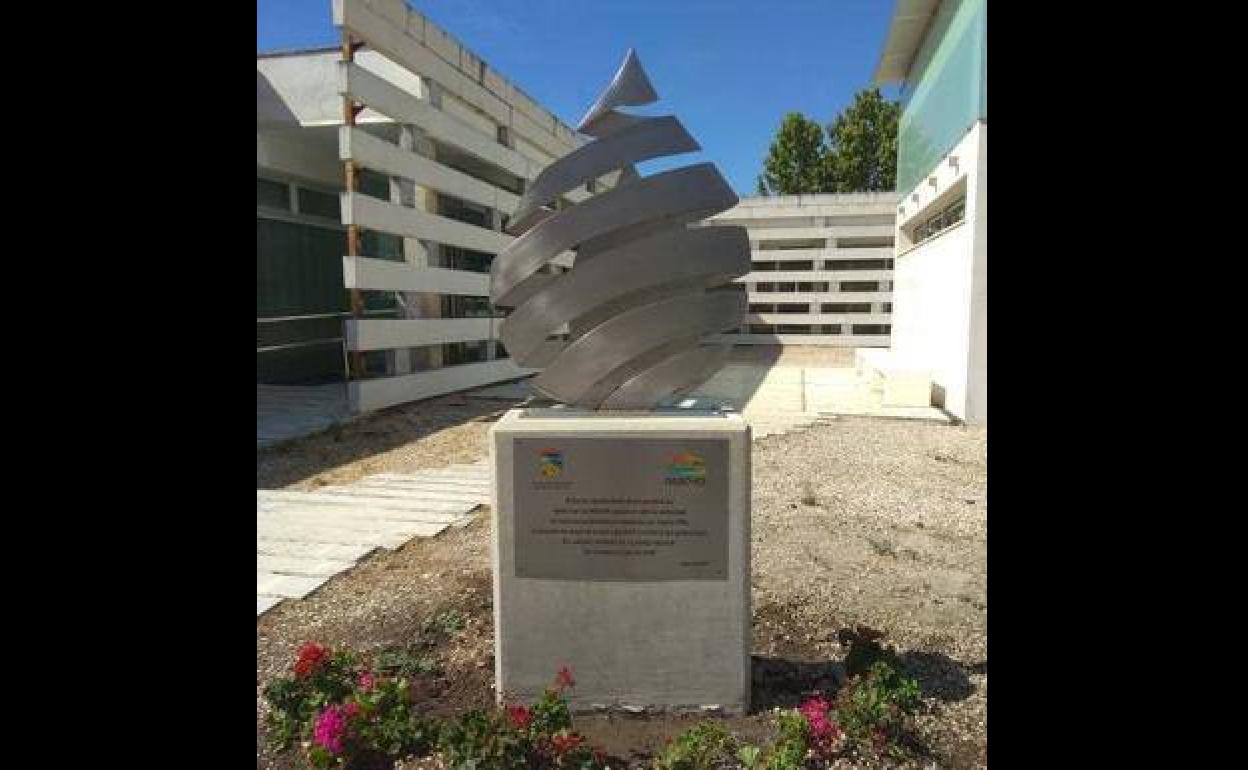 Monolito de los donantes de sangre a las puertas del centro de salud de Arroyo de la Luz. 