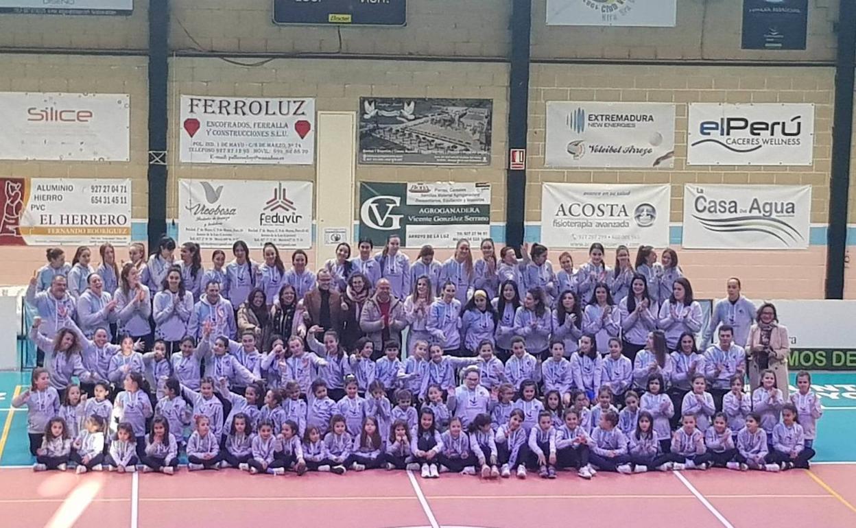 Foto de familia de todos los equipos del club y las autoridades locales. 
