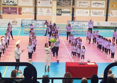 Imagen secundaria 1 - Arriba, presentación de los distintos grupos de la cantera. Debajo, presentación de la madrina 2023, Yohana Rodríguez. 