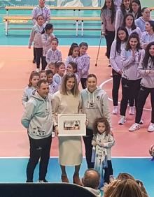 Imagen secundaria 2 - Arriba, presentación de los distintos grupos de la cantera. Debajo, presentación de la madrina 2023, Yohana Rodríguez. 