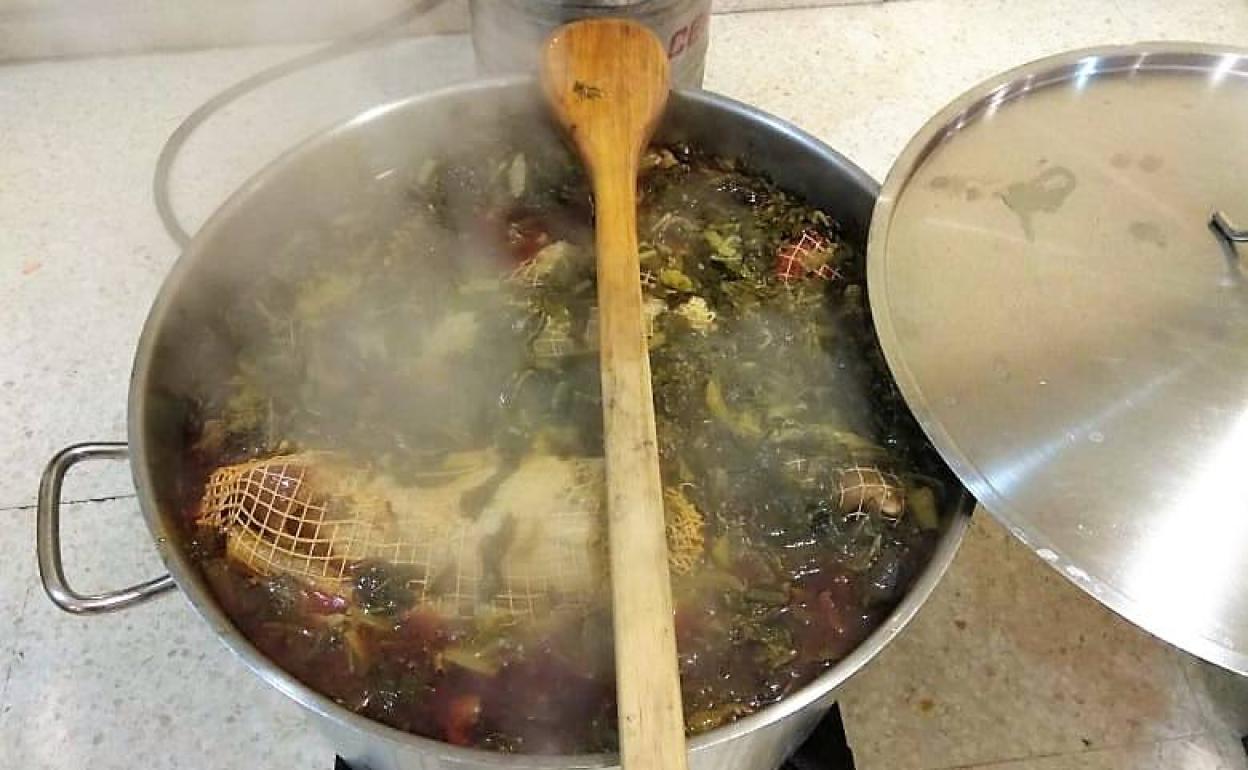 Una olla en la que se están preparando las coles con buche. 