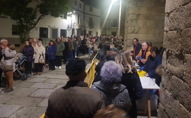 Imagen principal - Reparto de roscas y chocolate. 