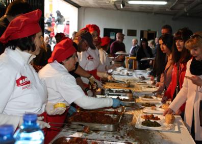 Imagen secundaria 1 - Largas colas para degustar las coles con buche en la edición celebrada en 2019. Debajo, reparto de las coles con buche. 