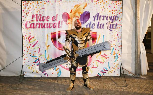 Imagen principal - 43 comparsas participaron en el concurso de Carnaval adulto