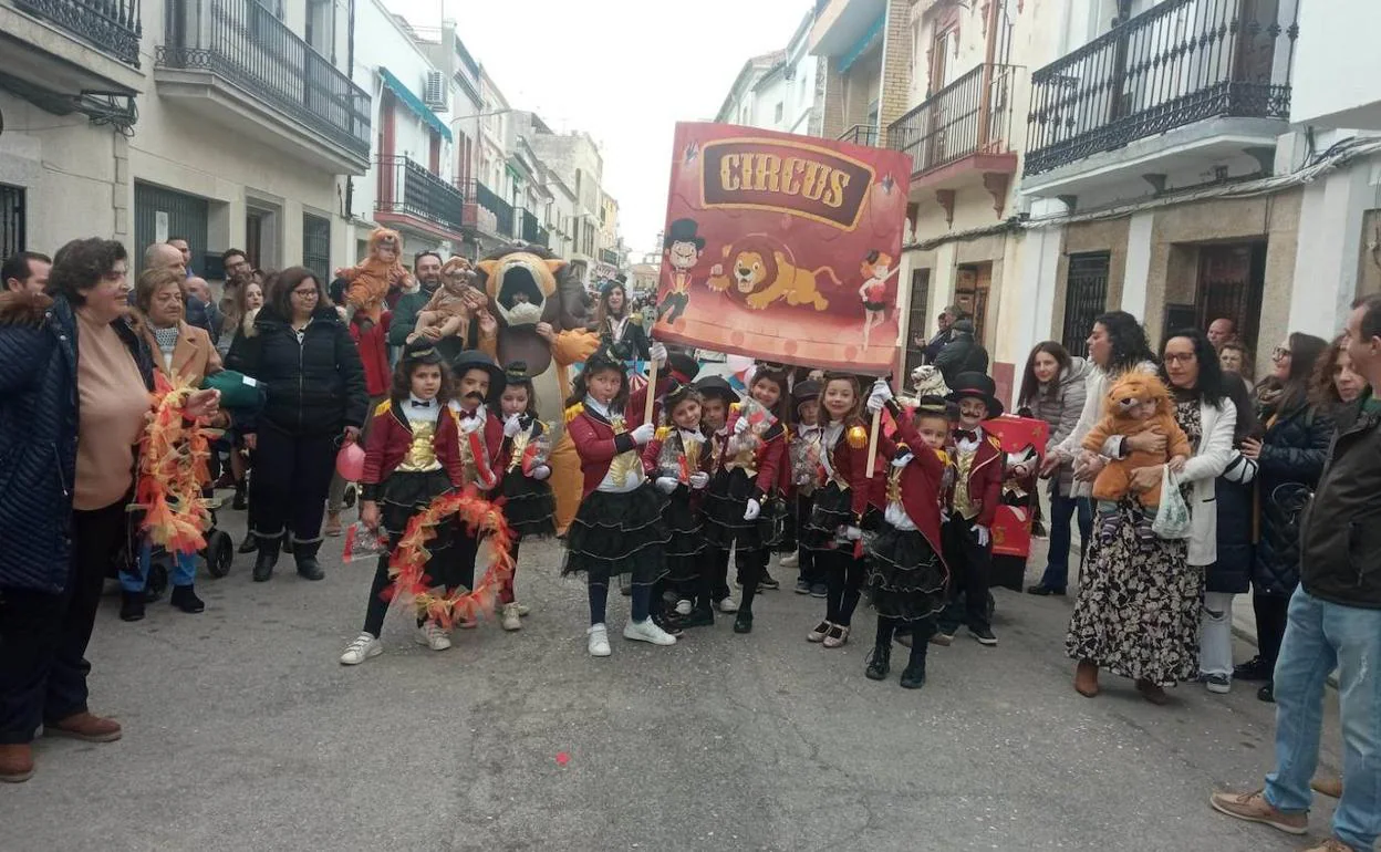 Uno de los grupos que participaron en el desfile infantil bajando por la Corredera. 