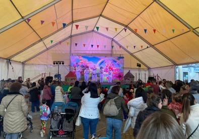 Imagen secundaria 1 - El Carnaval llenó de alegría y color las calles de Arroyo de la Luz