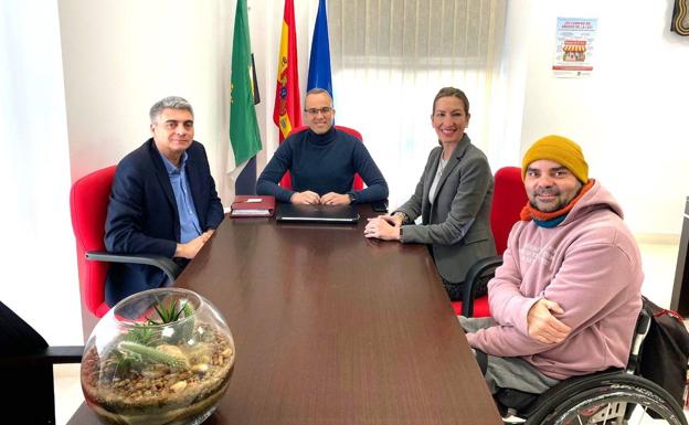 El alcalde arroyano se reúne con el senador del PSOE por Cáceres, la directora de la ONCE en Plasencia y el presidente de APDISLUZ