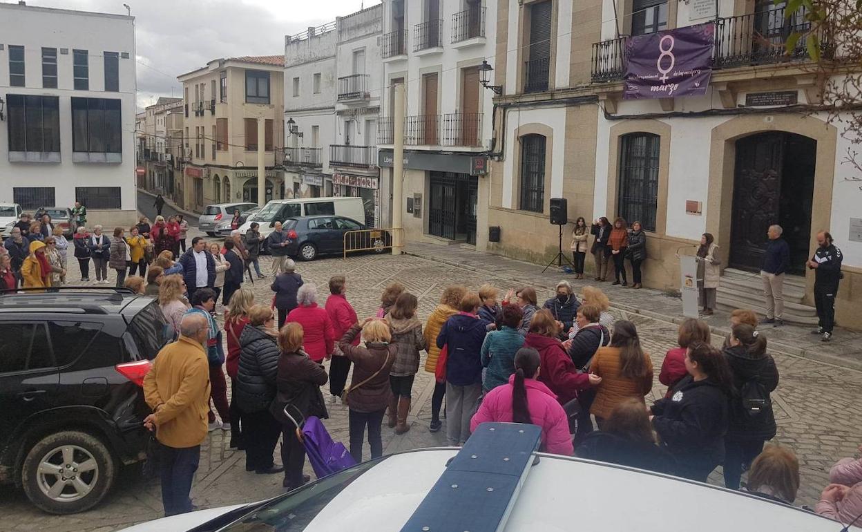 Un grupo de vecinos durante la lectura del manifiesto. 