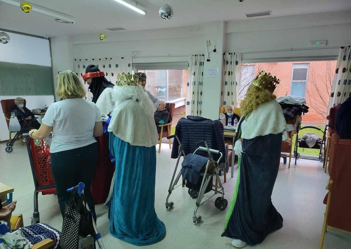 Imagen secundaria 1 - Los mayores de la Residencia Virgen de la Luz han recibido la visita de los Reyes Magos