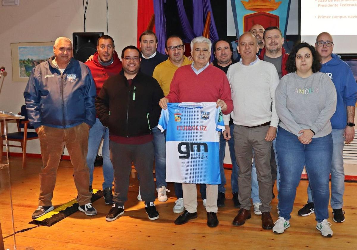 Imagen principal - Arriba, Pedro Rocha junto a la directiva del club. Debajo, entrega de la placa y la camiseta.