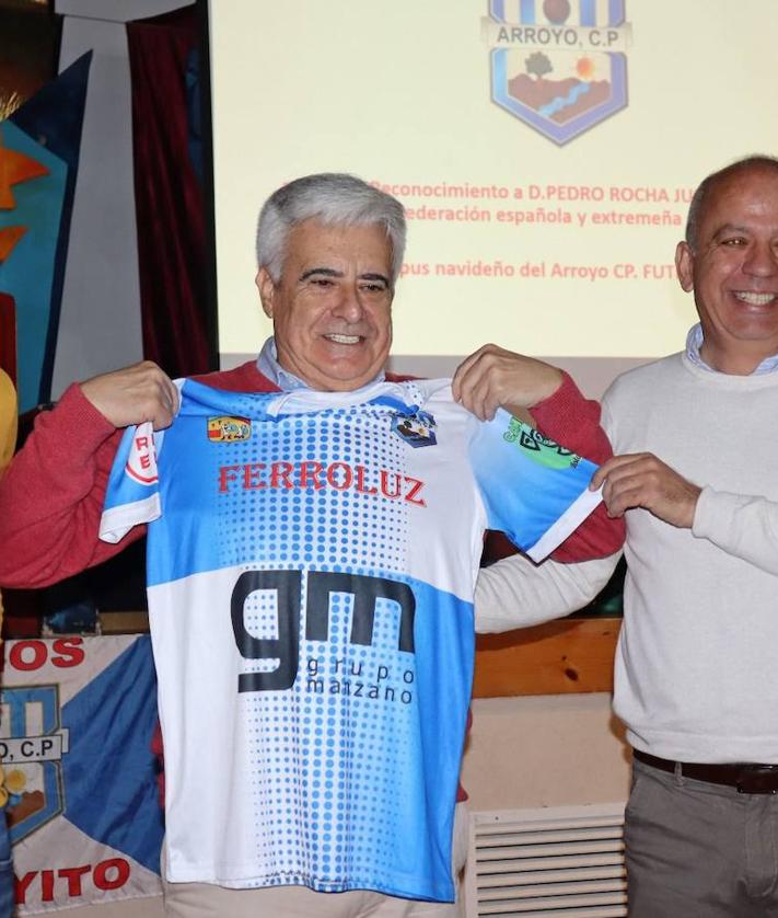 Imagen secundaria 2 - Arriba, Pedro Rocha junto a la directiva del club. Debajo, entrega de la placa y la camiseta.