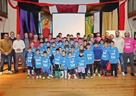 Pedro Rocha junto la directiva del club, el alcalde local y los niños del campus.