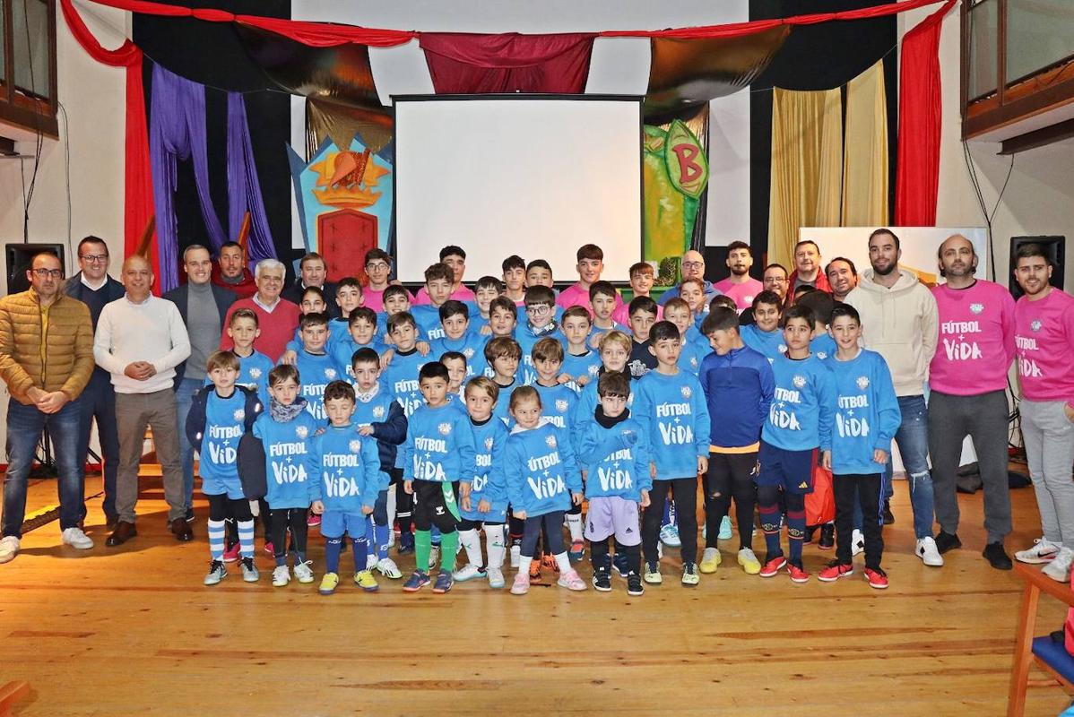 Pedro Rocha junto la directiva del club, el alcalde local y los niños del campus.