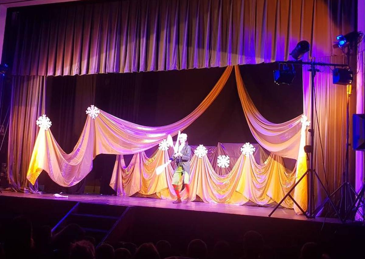 Imagen secundaria 1 - Los elfos llenaron de magia y diversión el Cine-Teatro de Arroyo de la Luz