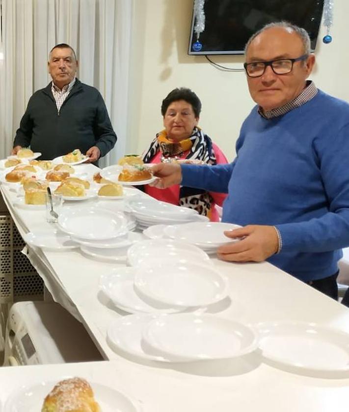 Imagen secundaria 2 - El Hogar de Mayores celebra la Navidad con Roscón de Reyes