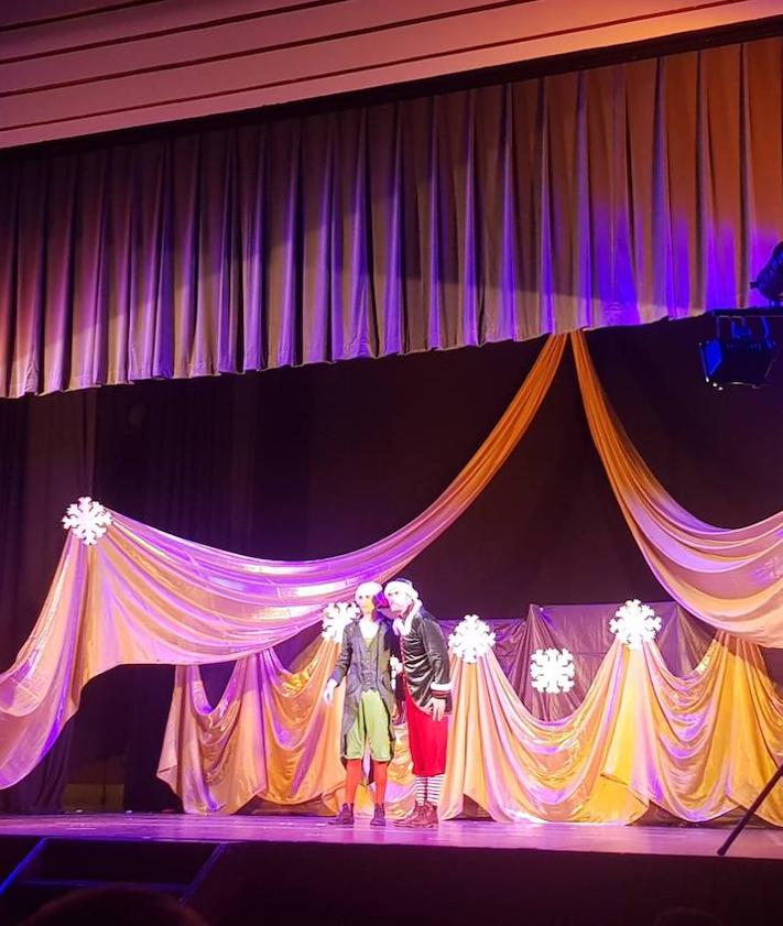 Imagen secundaria 2 - Los elfos llenaron de magia y diversión el Cine-Teatro de Arroyo de la Luz