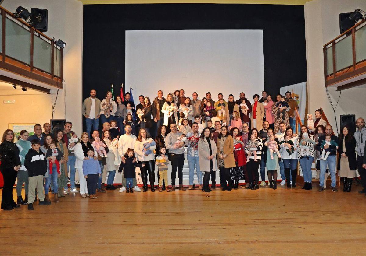 Imagen principal - Arriba, bienvenida a los bebés. Debajo, El Pandero en la Gala Solidaria y la entrega del calendario 2024.