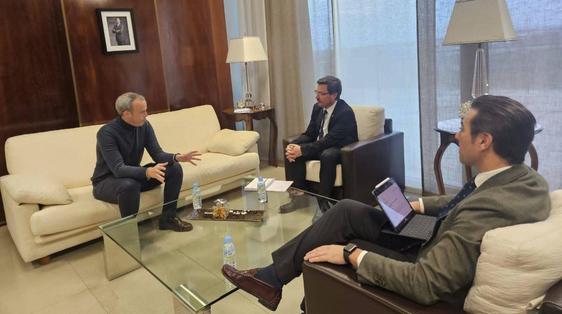 Carlos Caro, alcalde de Arroyo de la Luz, mantiene diferentes reuniones en Mérida