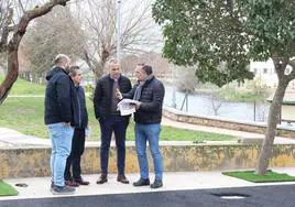 El alcalde arroyano visita las obras del parque de la cruz