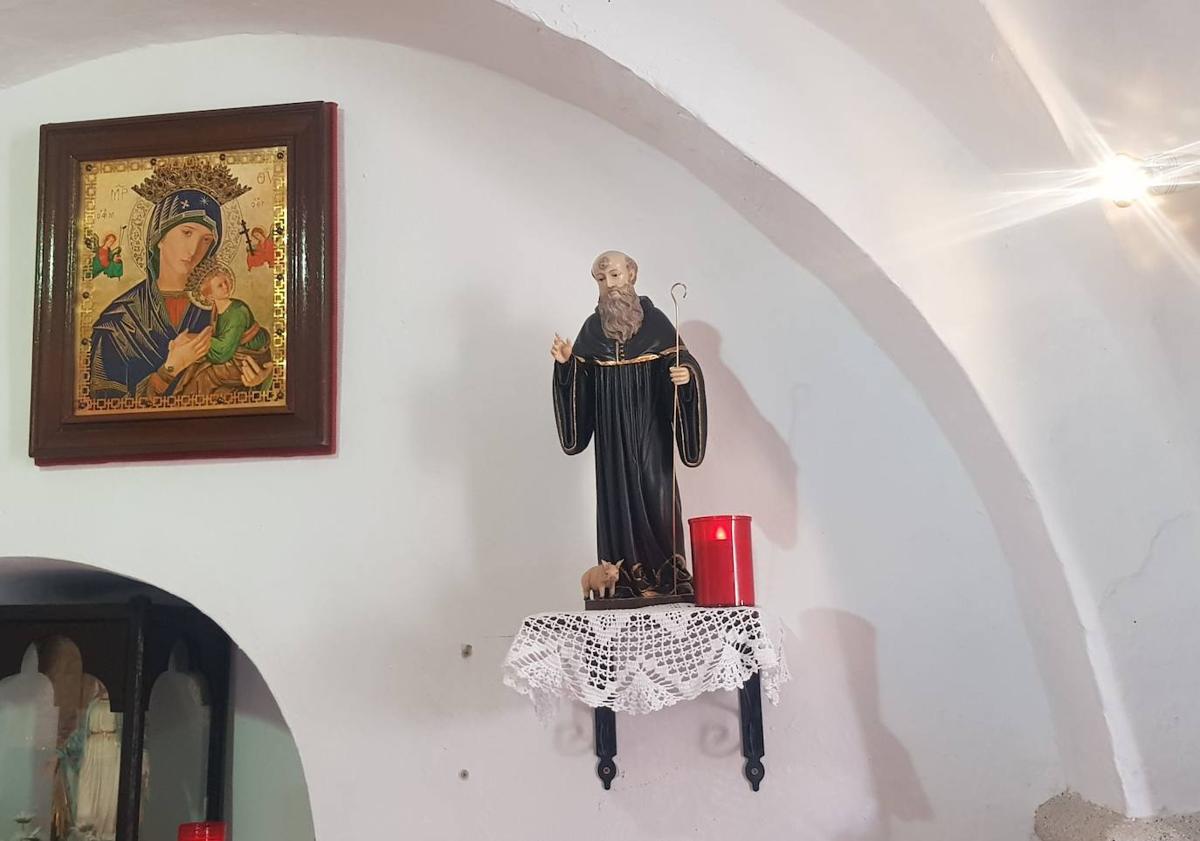 Imagen principal - Arriba: la nueva imagen de San Antón que fue bendecida durante la misa. Debajo: bendición de la imagen.