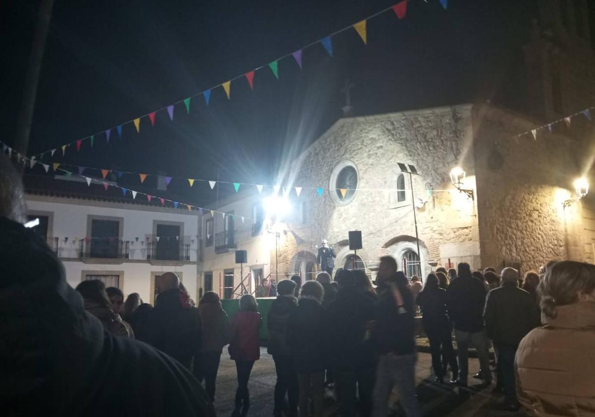 Imagen principal - Actuaciones y luminaria tras la misa.