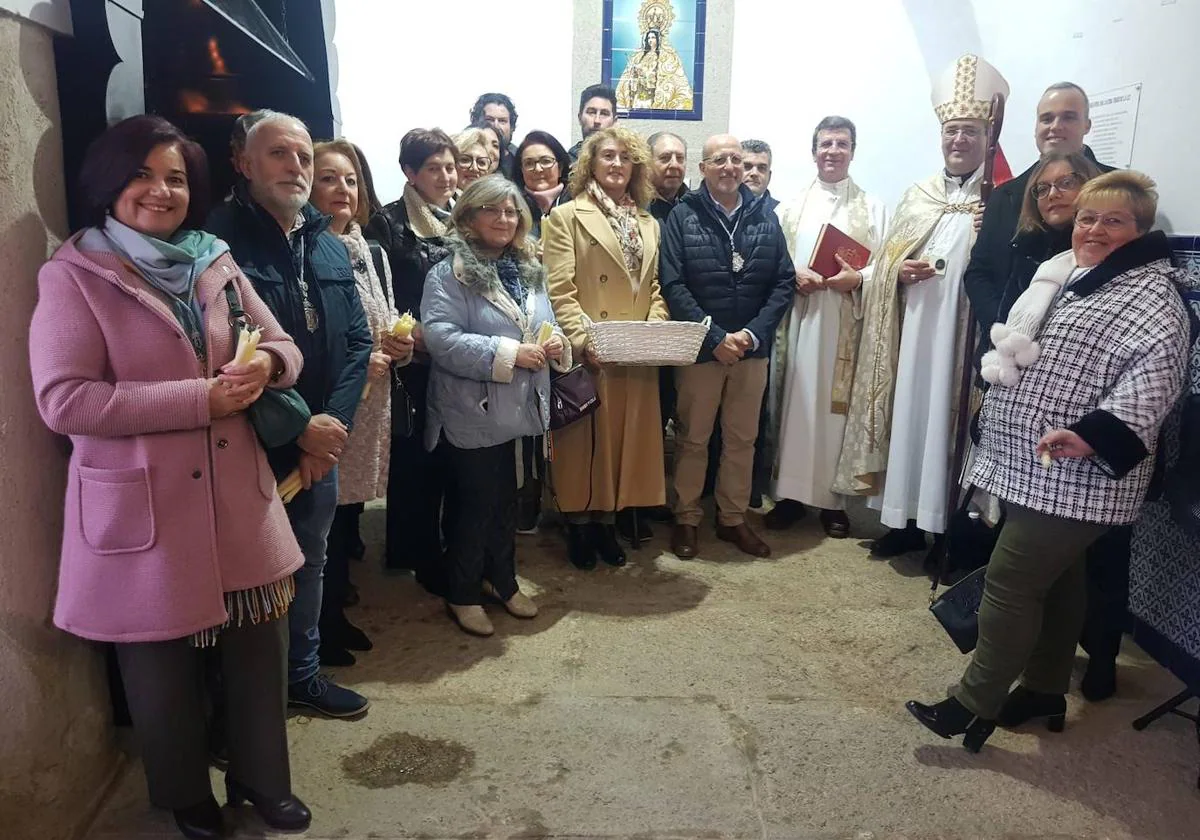Fotografía de familia tras la inauguración del quemador. Aparecen el señor Obispo, el párroco local, la directiva de la cofradía y el alcalde y concejalas.