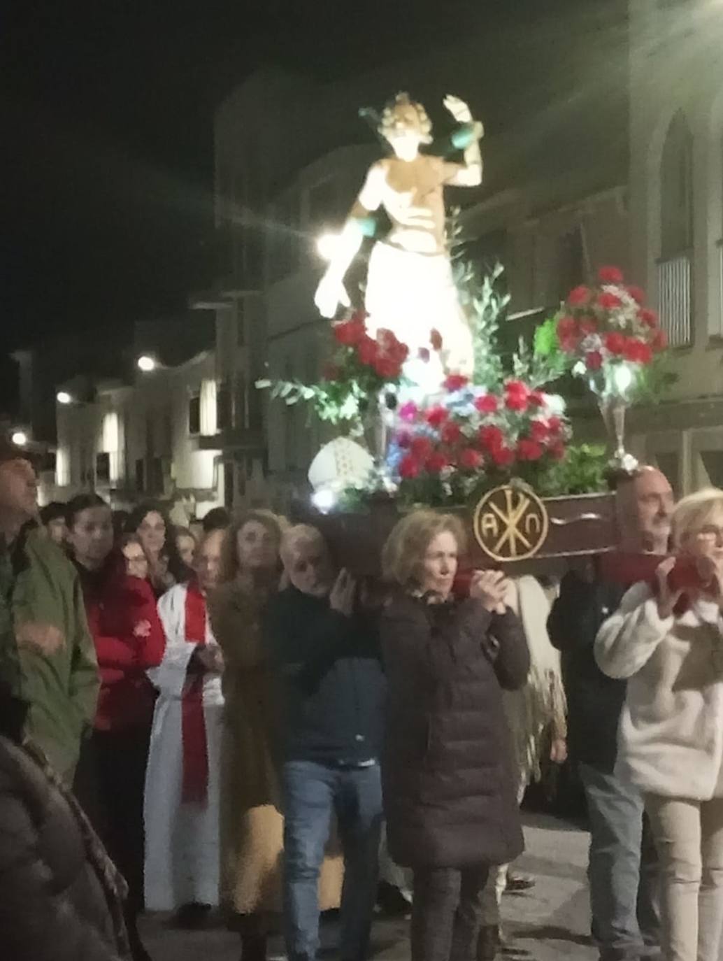 Imagen secundaria 2 - Arriba, el obispo oficiando la misa junto al sacerdote local. Debajo, San Sebastián engalanado para su fiesta y procesión tras la misa.