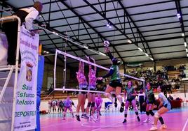 Janine Sandell ataca un balón zona '4'.