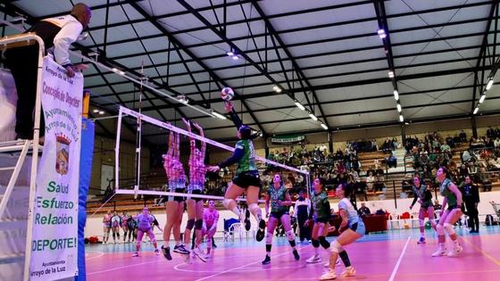 El Extremadura Arroyo espabila a tiempo y vence 3-2 al CV Torrelavega