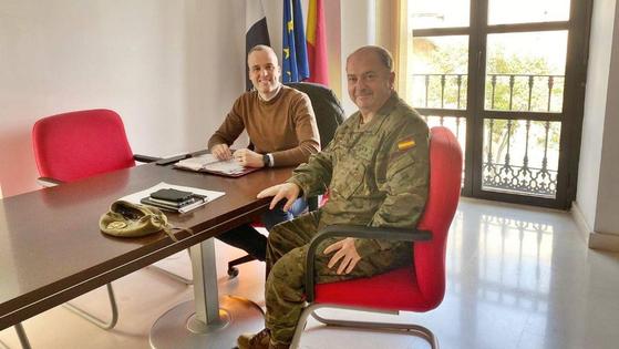 El alcalde arroyano se reúne con el coronel del Ejército de Tierra y subdelegado de Defensa en Cáceres
