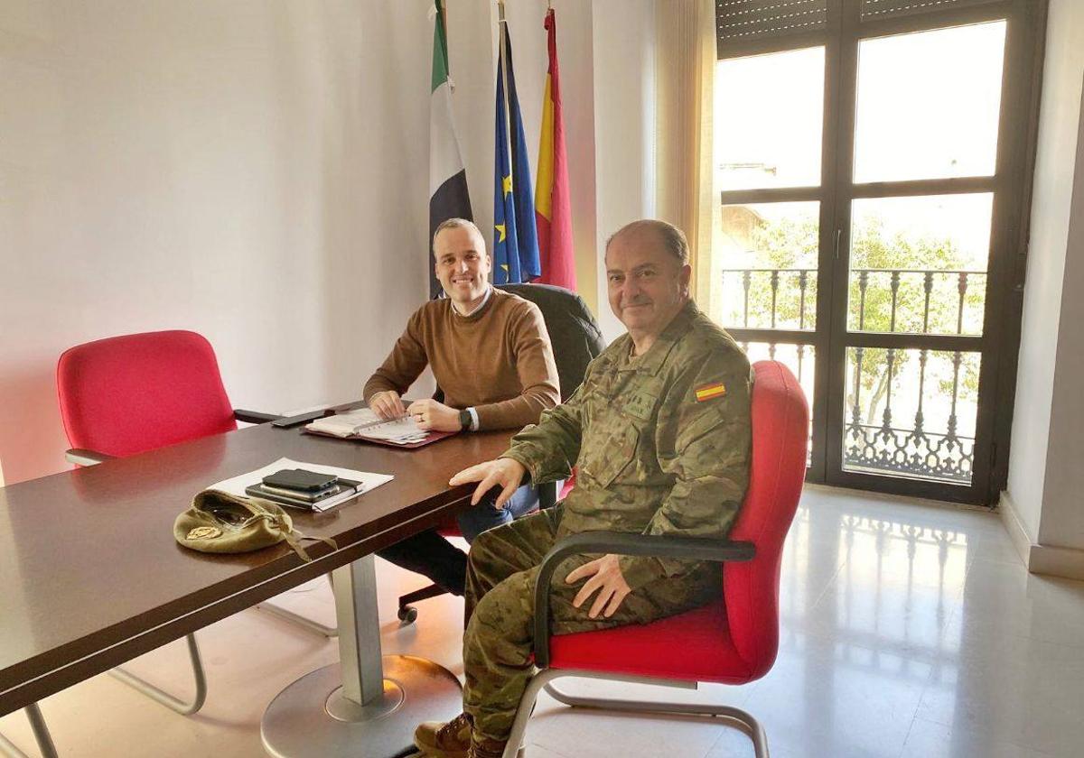 El alcalde arroyano se reúne con el coronel del Ejército de Tierra y subdelegado de Defensa en Cáceres
