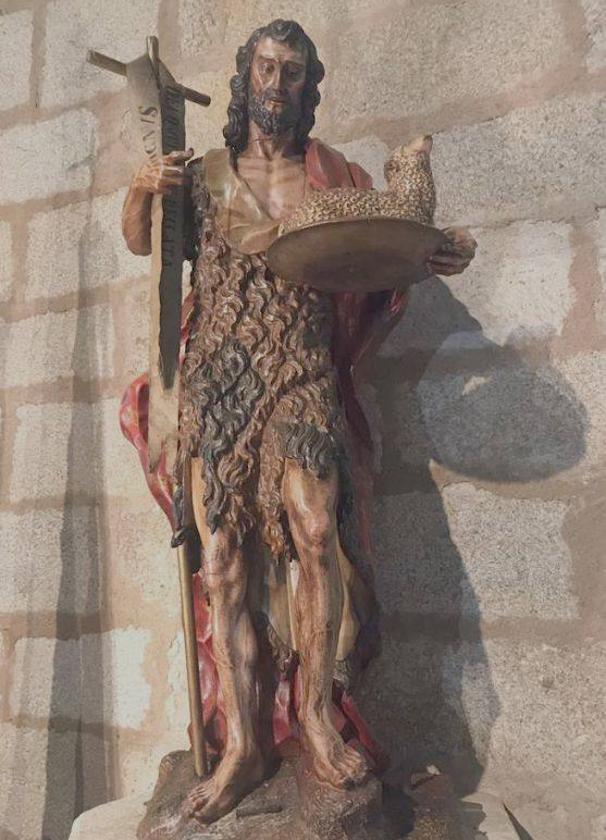 La talla de San Juan Bautista de la iglesia de la Asunción está siendo restaurada