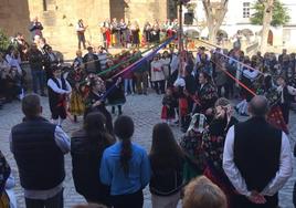 Tradicional corro de las Candelas en la plaza de la Constitución.